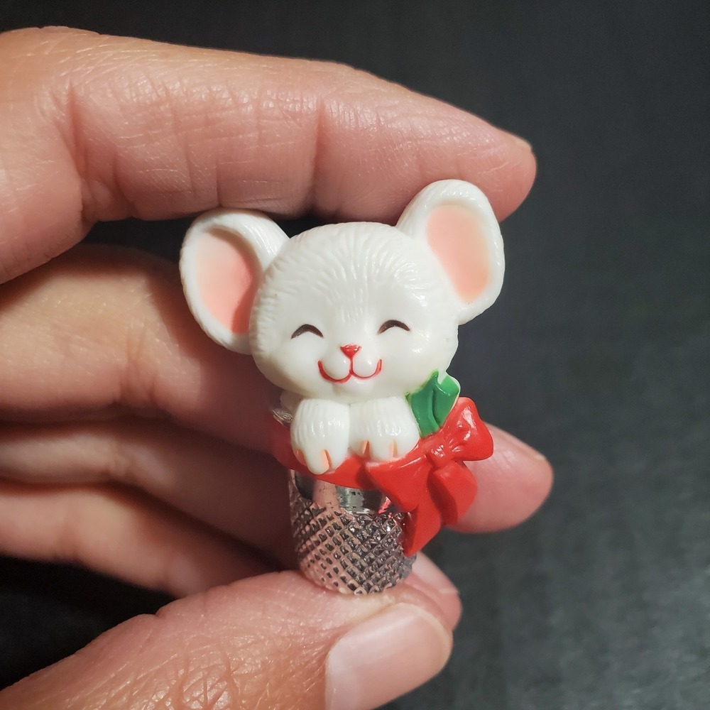 VTG 1983 Hallmark Small White Mouse in Thimble Plastic Christmas Pin 1.75x1.25